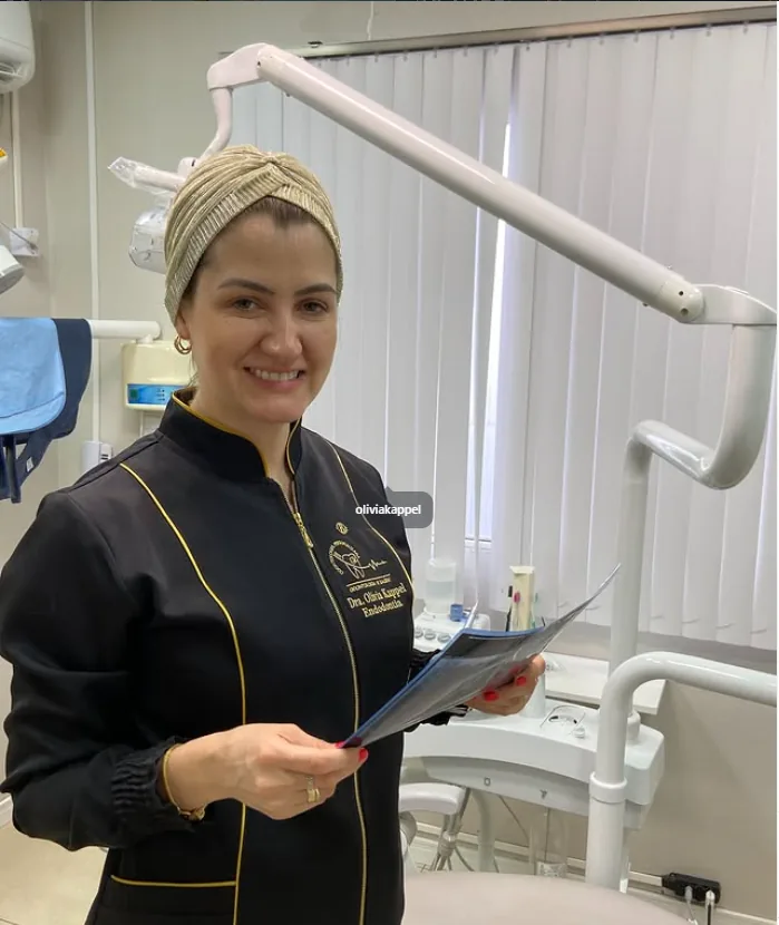 Dra. Olívia Kappel, cirurgiã-dentista, na clínica