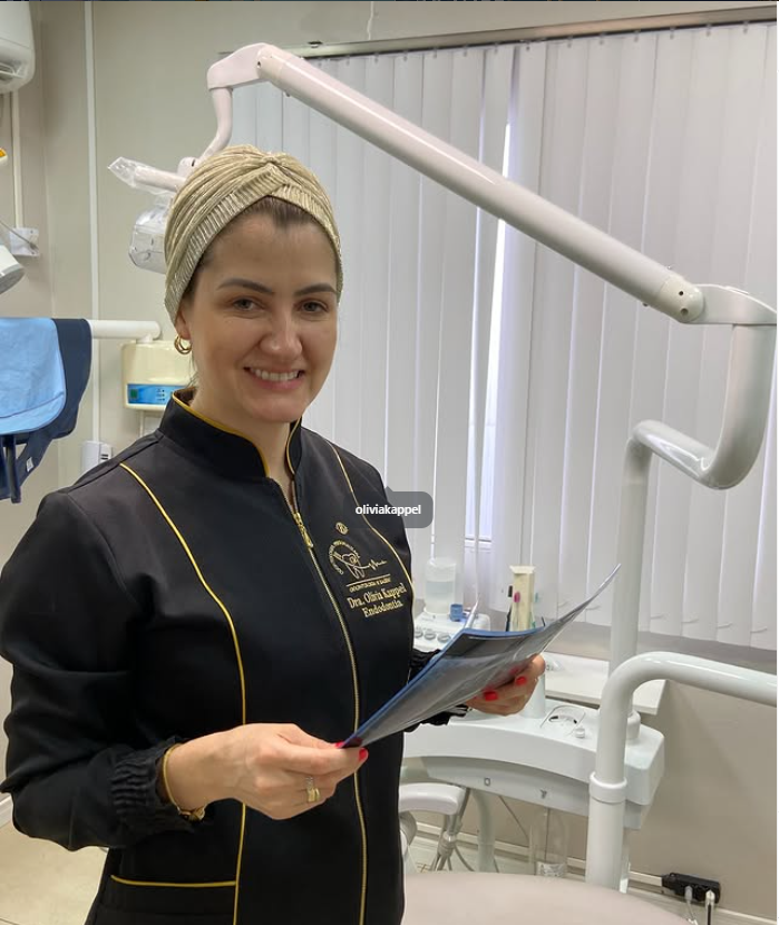 Dra. Olívia Kappel, cirurgiã-dentista, na clínica